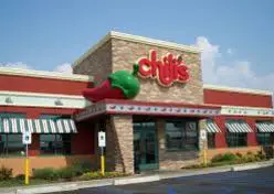 A chili 's restaurant with the name of chili 's on it.