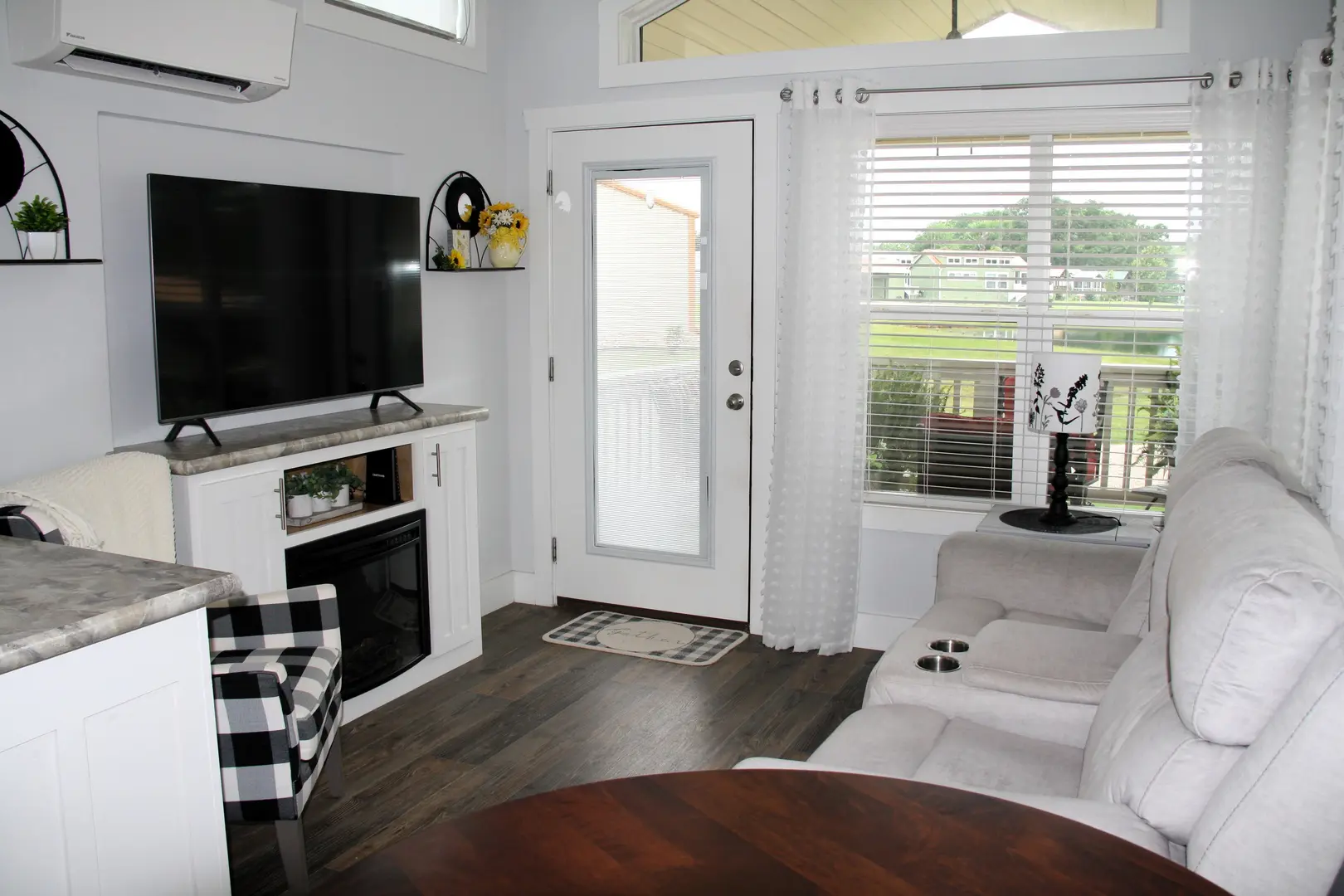 A living room with a tv and fireplace in it